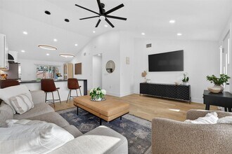 504 W Croslin St in Austin, TX - Building Photo - Building Photo