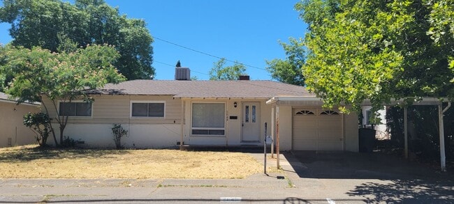 2842 Yana Ave in Redding, CA - Building Photo - Building Photo
