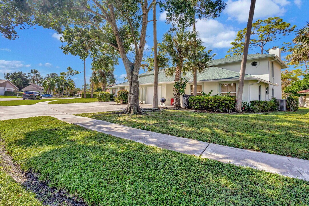1135 Staghorn St in Wellington, FL - Building Photo
