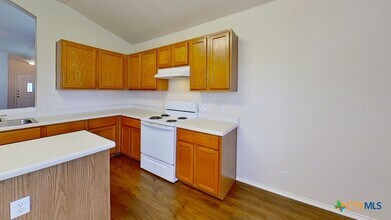 1013 W South St in Leander, TX - Foto de edificio - Building Photo