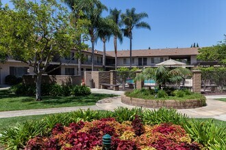 La Paz Apartments in Fountain Valley, CA - Foto de edificio - Building Photo