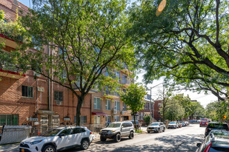 90-12 Whitney Ave in Elmhurst, NY - Foto de edificio - Building Photo