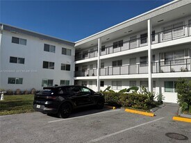 2415 Lincoln St in Hollywood, FL - Building Photo