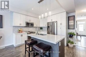 120 Vineberg Dr in Hamilton, ON - Building Photo - Building Photo