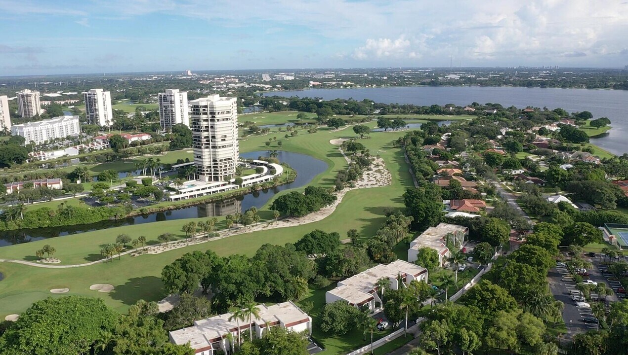 1739 Embassy Dr in West Palm Beach, FL - Building Photo
