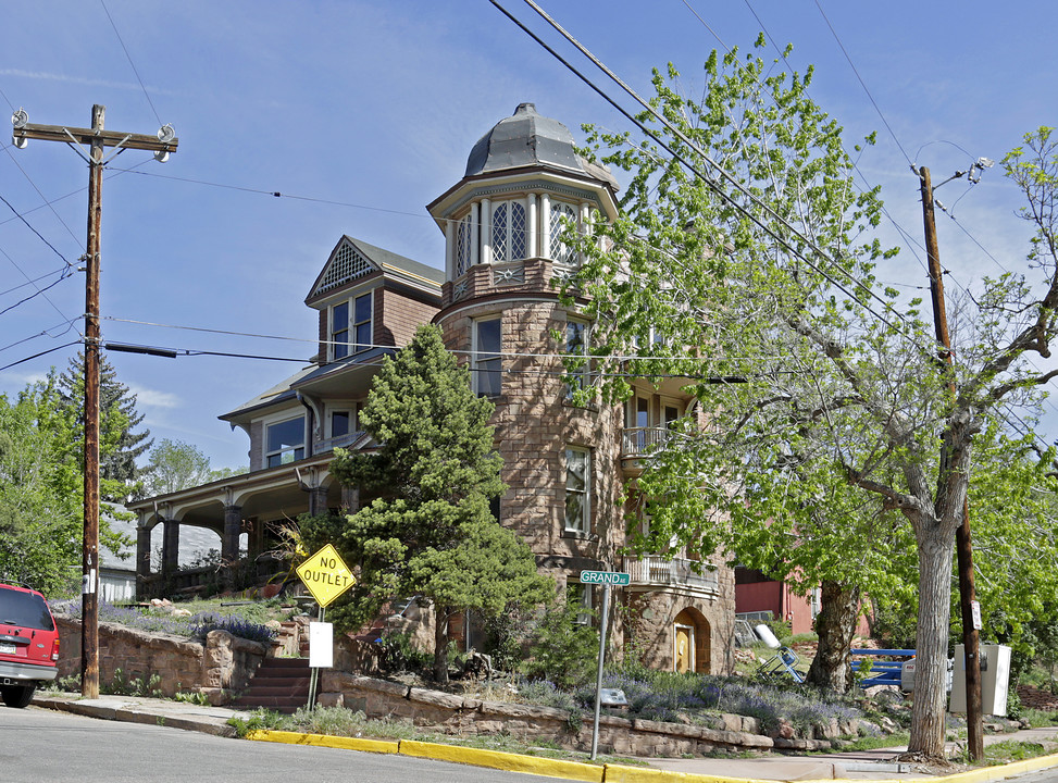 2 Grand Ave in Manitou Springs, CO - Building Photo