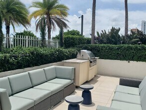 3000 Coral Way, Unit 821 in Coral Gables, FL - Foto de edificio - Building Photo