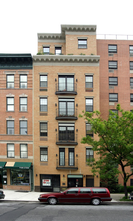 2073 Frederick Douglas Blvd in New York, NY - Foto de edificio