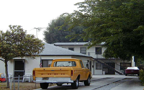 627 S Santa Fe Ave in Glendora, CA - Foto de edificio - Building Photo