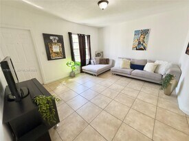 301 NW 37th St in Miami, FL - Building Photo