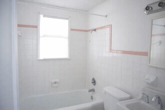 1056 NE 34th Ct in Oakland Park, FL - Building Photo - Building Photo