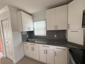 2342 Wilson St in Hollywood, FL - Building Photo - Building Photo