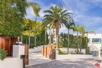 9405 Sierra Mar Pl in Los Angeles, CA - Building Photo - Building Photo