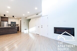 936 W Grace St, Unit J201 in Chicago, IL - Building Photo