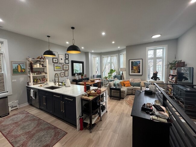 2451 N Albany Ave in Chicago, IL - Building Photo - Building Photo