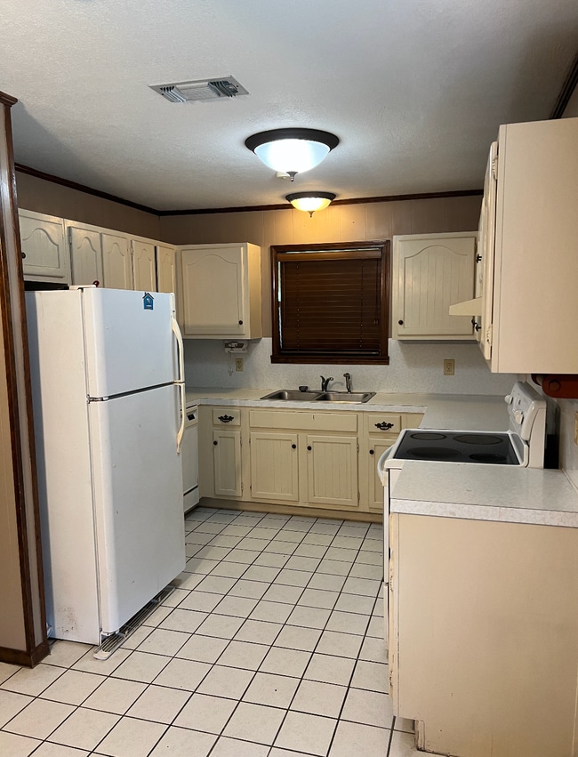 1118 Joe Miller Rd in Lake Charles, LA - Building Photo - Building Photo