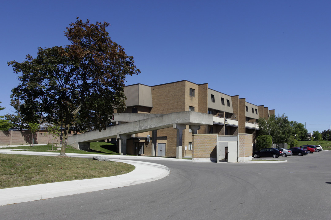 75 Orenda Court in Brampton, ON - Building Photo