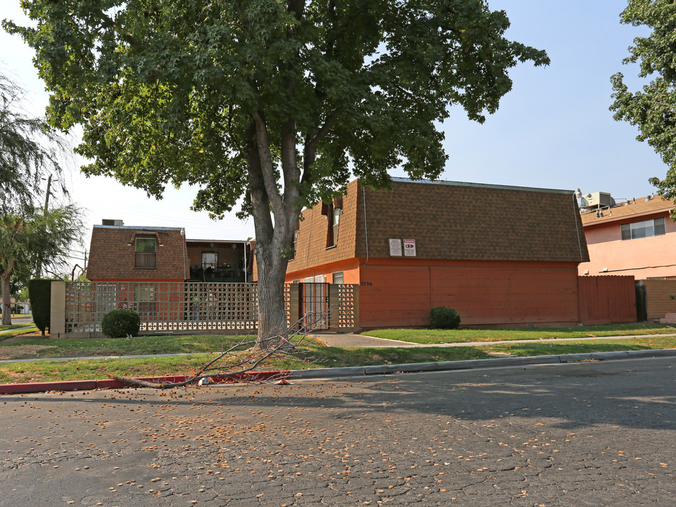 3396 E Sierra Madre Ave in Fresno, CA - Building Photo