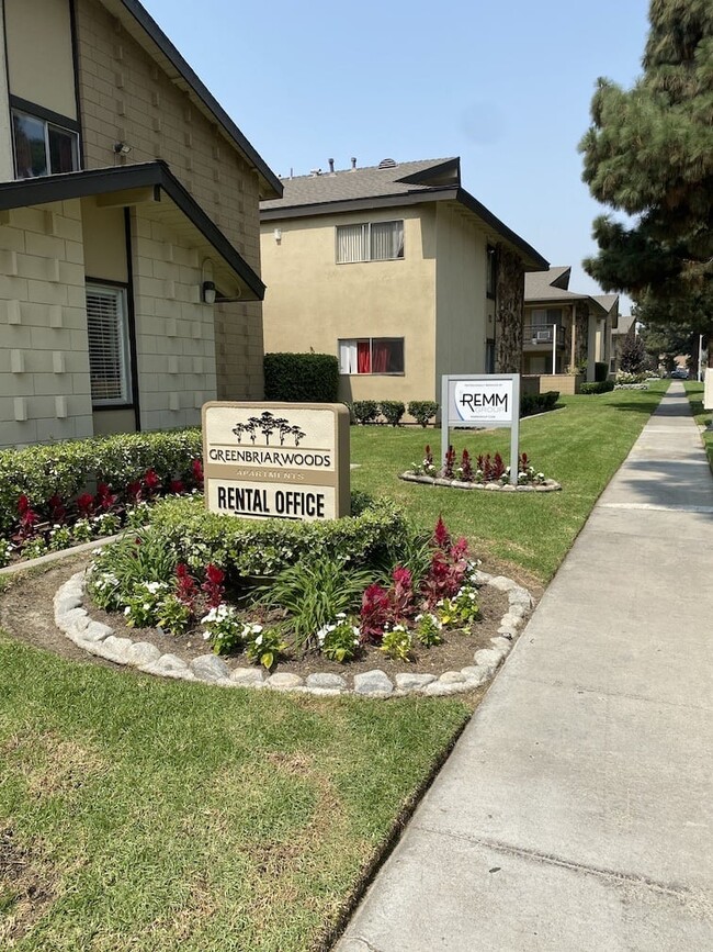 Greenbriar Woods Apartments in Fullerton, CA - Foto de edificio - Building Photo