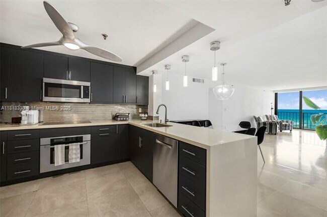 2625 Collins Ave in Miami Beach, FL - Building Photo - Building Photo