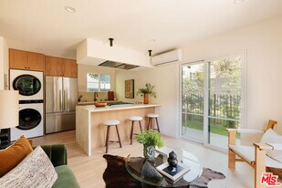 1016 Manzanita St in Los Angeles, CA - Building Photo