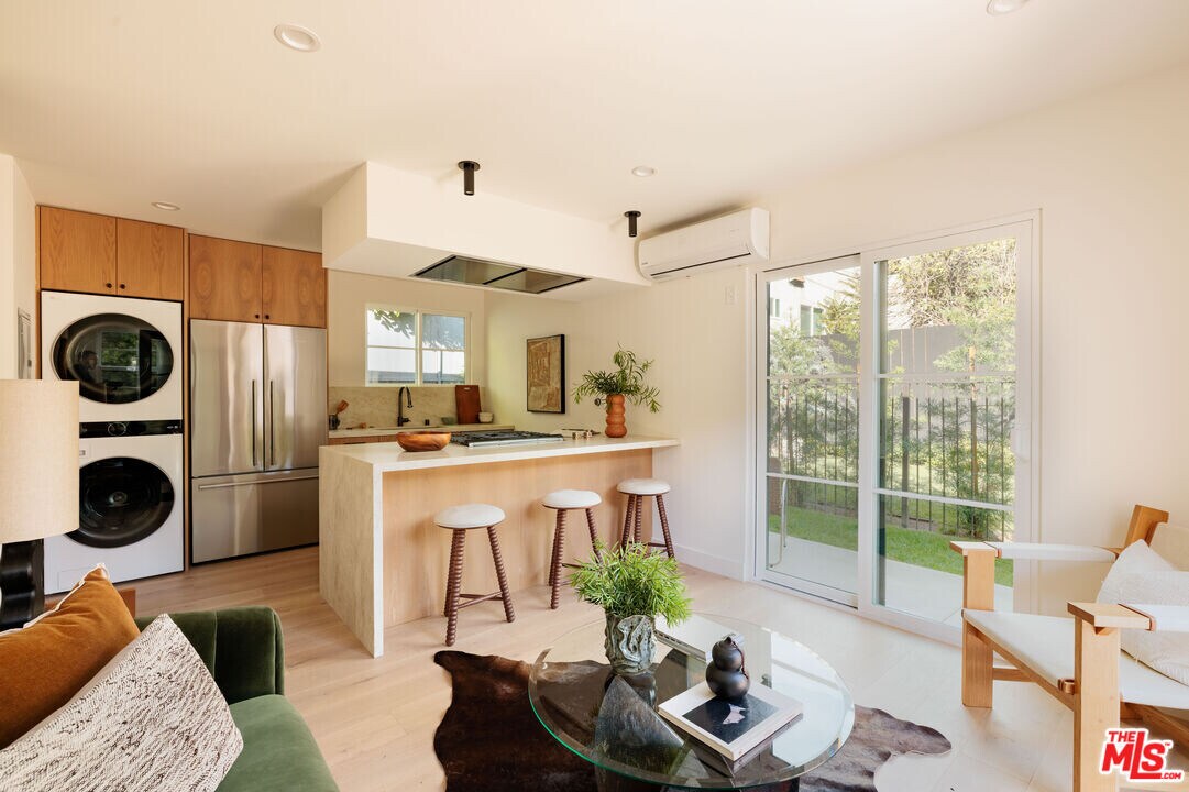 1016 Manzanita St in Los Angeles, CA - Building Photo
