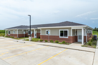 Tallgrass Townhomes in De Witt, IA - Foto de edificio - Building Photo