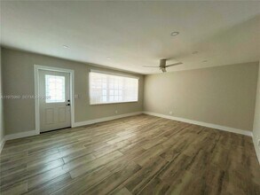 5032 SW 94th Ave in Cooper City, FL - Foto de edificio - Building Photo