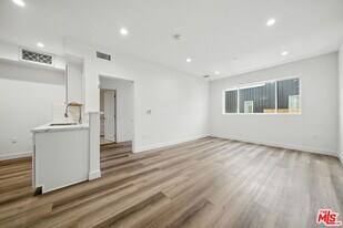 627 N Dillon St in Los Angeles, CA - Building Photo