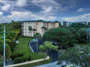 8625 Midnight Pass Rd in Sarasota, FL - Foto de edificio - Building Photo