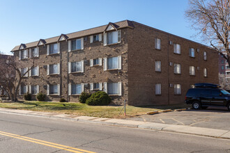 Rustic Arms Apartments in Englewood, CO - Foto de edificio - Building Photo