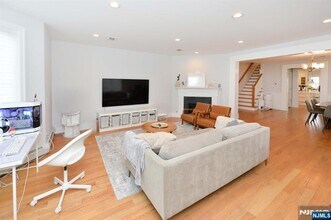 247 Hoym St in Fort Lee, NJ - Building Photo - Building Photo