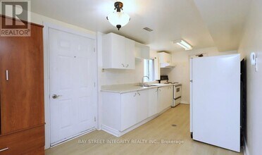 4145 Quaker Hill Dr in Mississauga, ON - Building Photo - Building Photo