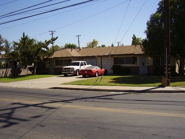 324 S Real Rd in Bakersfield, CA - Foto de edificio