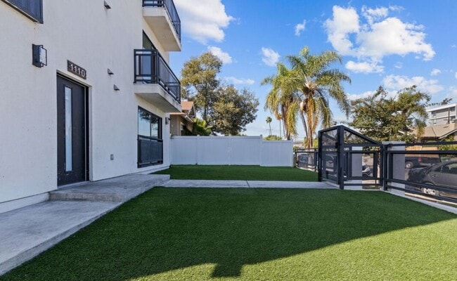 property at 1112 W 40th Pl