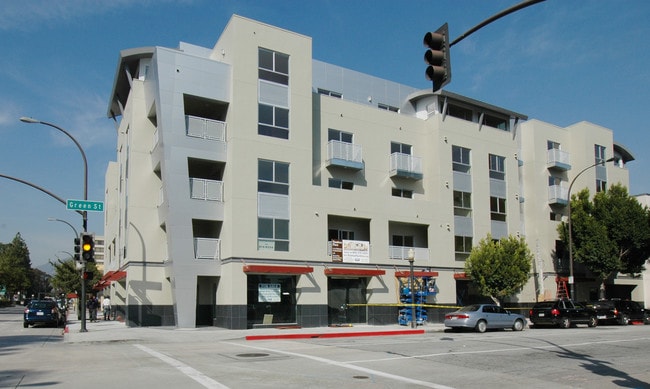 155-169 W Green St in Pasadena, CA - Foto de edificio - Building Photo