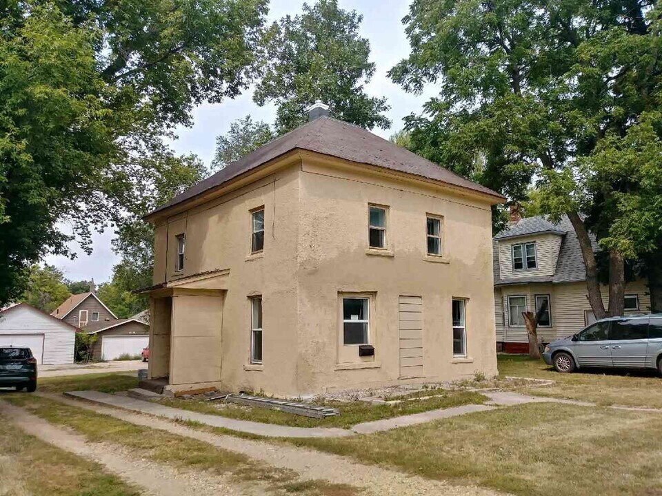 413 4th St NE in Watertown, SD - Building Photo