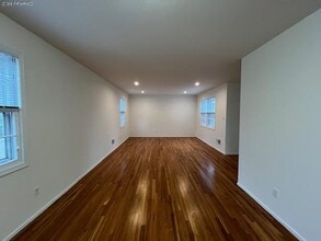 10 Inwood Rd in Port Washington, NY - Building Photo - Building Photo
