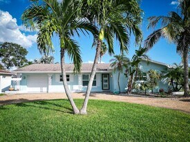 10133 4th St E in Treasure Island, FL - Building Photo