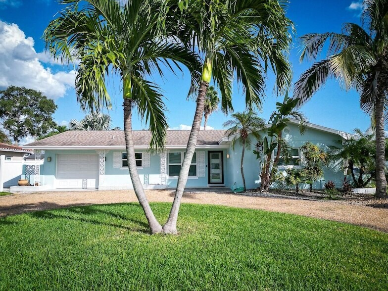 10133 4th St E in Treasure Island, FL - Foto de edificio