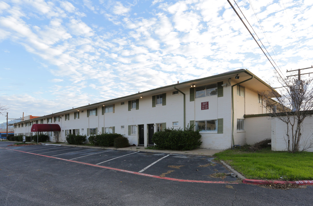 La Joya Apartments in Arlington, TX - Building Photo