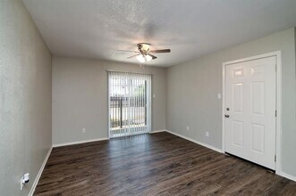 8045 W Elizabeth Ln in Fort Worth, TX - Building Photo - Building Photo