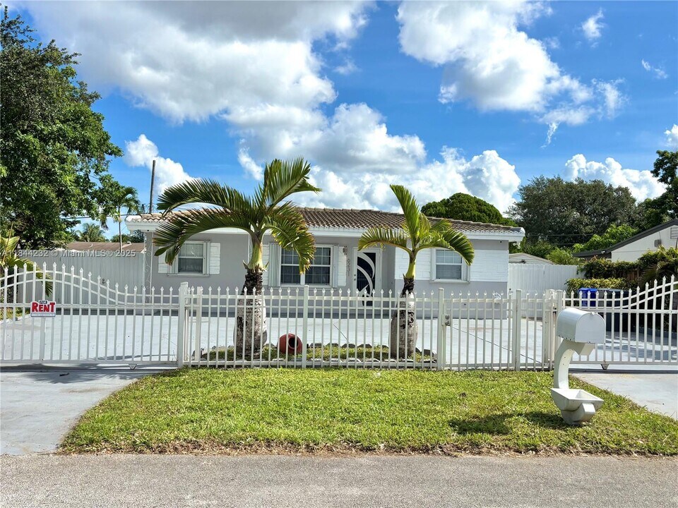 6231 Mayo St in Hollywood, FL - Building Photo