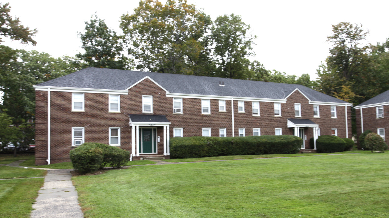 Monroe Gardens in Hillside, NJ - Foto de edificio