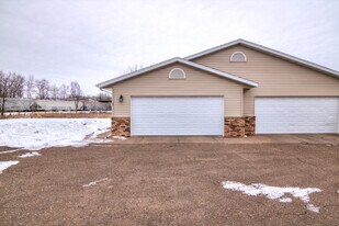 320 Scheidler Rd, Unit 4 in Chippewa Falls, WI - Building Photo