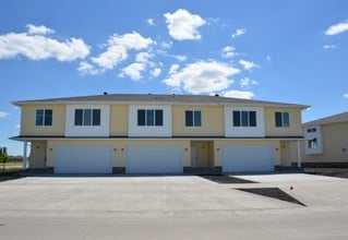 Shadow Creek Townhomes in West Fargo, ND - Building Photo - Building Photo