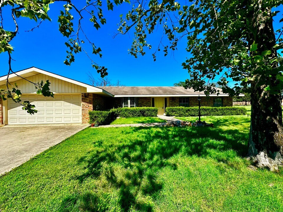104 Oakview Dr in Kerrville, TX - Building Photo