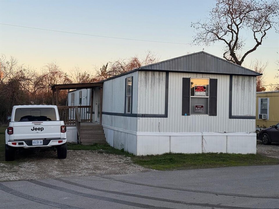 4118 W Cedar Bayou Lynchburg Rd in Baytown, TX - Building Photo