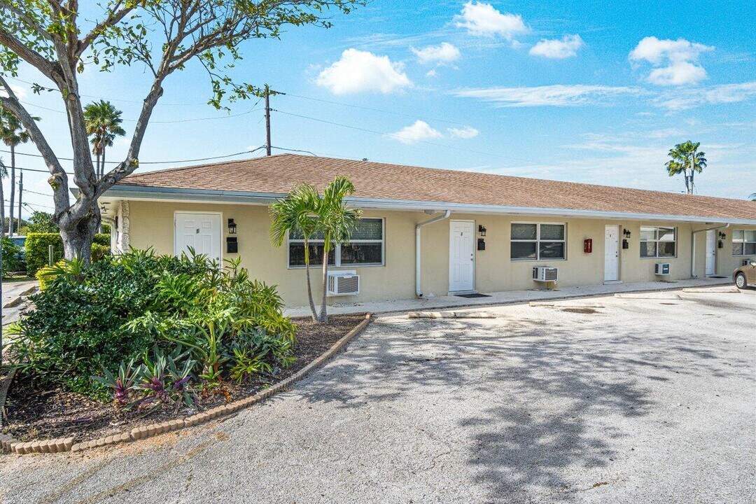 751 Hummingbird Way in North Palm Beach, FL - Building Photo