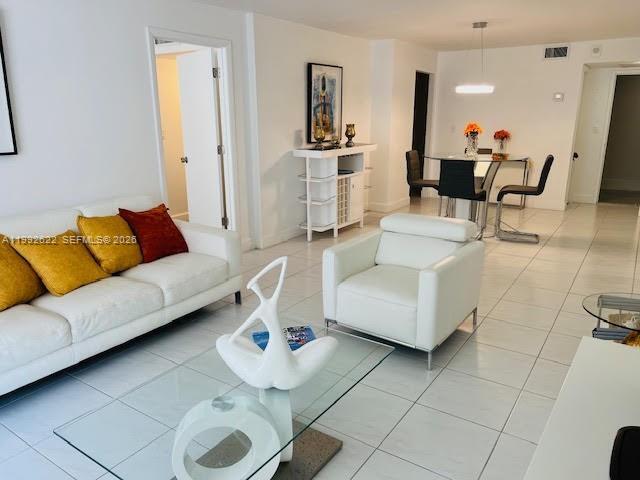 6039 Collins Ave, Unit 1506 in Miami Beach, FL - Foto de edificio - Building Photo